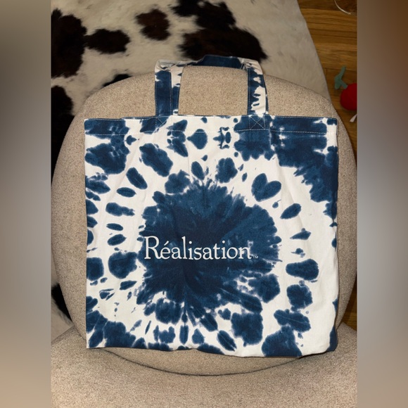 EXCLUSIVE Réalisation Par Blue and White Tie-Dye Tote Bag